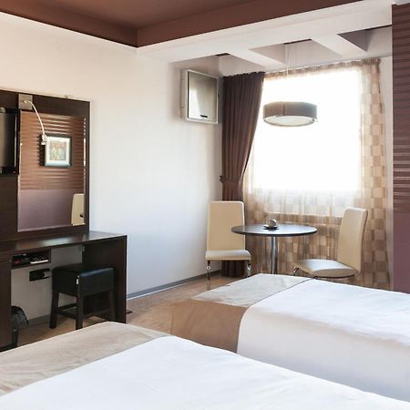 Mola Hotel Skopje Esterno foto